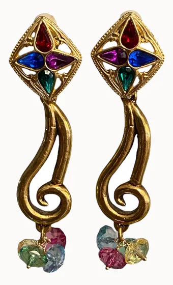 Boucles d’oreilles clip dorées serties de pierres colorées